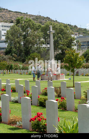 Suda Bucht War Cemetery, Kreta, Griechenland. Juni 2019. Vistitors anzeigen die Grundsteine der in der Schlacht gefallen. Stockfoto