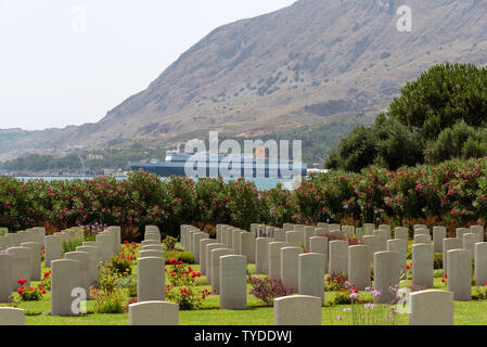 Suda Bucht War Cemetery, Kreta, Griechenland. Juni 2019. Blick auf den Hafen von Souda und einer griechischen Fähre, die blauen Galaxie. Stockfoto