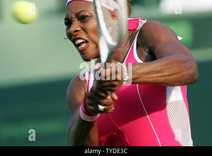 Serena Williams liefert den Ball gegen Shahar Peer, Israel, an der Nasdaq 100 Open in Key Biscayne, Florida, USA, am 27. März 2005. Williams gewann, 6-3, 6-3. (UPI Foto/Susan Knowles) Stockfoto