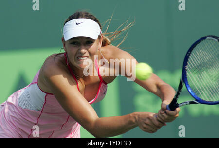 Maria Sharapova von Russland kehrt zu Marissa Irvin während der dritten Runde der Nasdaq 100 Open in Key Biscayne, Florida, USA, am 27. März 2005. Sharapova besiegt Irvin, 6-2, 6-0. (UPI Foto/Susan Knowles) Stockfoto