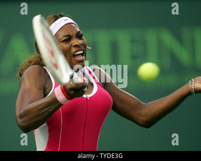 Serena Williams liefert den Ball gegen Shahar Peer, Israel, an der Nasdaq 100 Open in Key Biscayne, Florida, USA, am 27. März 2005. Williams gewann, 6-3, 6-3. (UPI Foto/Susan Knowles) Stockfoto