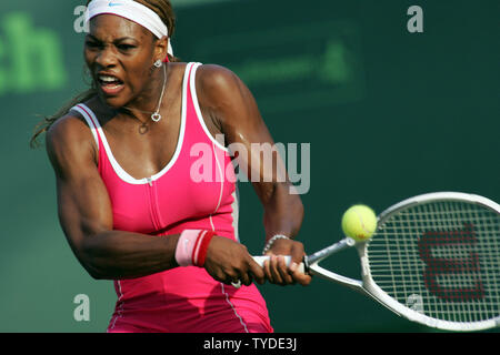 Serena Williams liefert den Ball gegen Shahar Peer, Israel, an der Nasdaq 100 Open in Key Biscayne, Florida, USA, am 27. März 2005. Williams gewann, 6-3, 6-3. (UPI Foto/Susan Knowles) Stockfoto