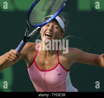 Maria Sharapova von Russland kehrt zu Marissa Irvin während der dritten Runde der Nasdaq 100 Open in Key Biscayne, Florida, USA, am 27. März 2005. Sharapova besiegt Irvin, 6-2, 6-0. (UPI Foto/Susan Knowles) Stockfoto