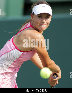 Maria Sharapova von Russland kehrt zu Marissa Irvin während der dritten Runde der Nasdaq 100 Open in Key Biscayne, Florida, USA, am 27. März 2005. Sharapova besiegt Irvin, 6-2, 6-0. (UPI Foto/Susan Knowles) Stockfoto