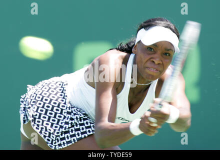 Venus Williams kehrt zu Maria Sharapova in Russland während der Nasdaq 100 Open in Key Biscayne, Florida, USA, am 31. März 2005. (UPI Foto/Susan Knowles) Stockfoto