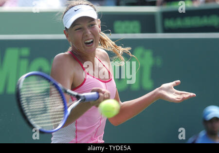 Maria Sharapova, Russlands, kehrt nach Venus Williams an der Nasdaq 100 Open in Key Biscayne, Florida, USA, am 31. März 2005. (UPI Foto/Susan Knowles) Stockfoto