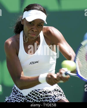 Venus Williams kehrt zu Maria Sharapova in Russland während der Nasdaq 100 Open in Key Biscayne, Florida, USA, am 31. März 2005. (UPI Foto/Susan Knowles) Stockfoto