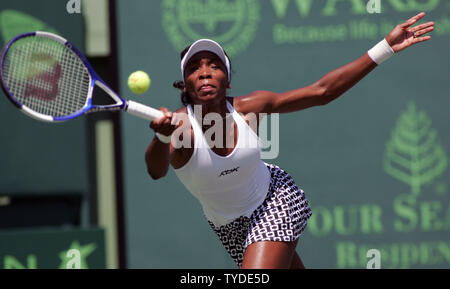 Venus Williams kehrt zu Maria Sharapova in Russland während der Nasdaq 100 Open in Key Biscayne, Florida, USA, am 31. März 2005. (UPI Foto/Susan Knowles) Stockfoto