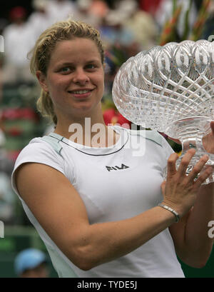 Kim Clijsters aus Belgien zeigt ihre Trophäe nach dem Sieg über Maria Sharapova von Russland 6-3, 7-5, bei den Frauen singles Endrunde an der Nasdaq 100 Open in Key Biscayne, Florida am 2. April 2005. (UPI Foto/Susan Knowles) Stockfoto