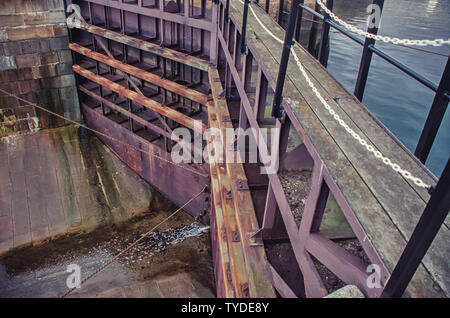 Das Tor auf dem Trockendock. Versiegelte Stirnwand. Stockfoto