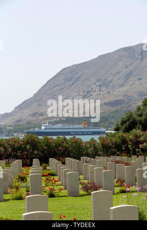 Suda Bucht War Cemetery, Kreta, Griechenland. Juni 2019. Blick auf den Hafen von Souda und einer griechischen Fähre, die blauen Galaxie. Stockfoto