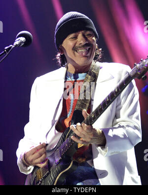 Carlos Santana führt im Konzert an der American Airlines Arena in Miami, Florida, am 1. Juni 2005. (UPI Foto/Michael Busch) Stockfoto