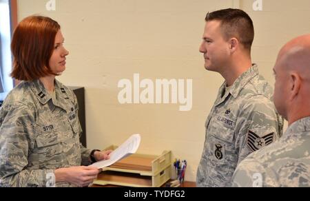 Kapitän Hilary Styer, die voll-zeit 111 Angriff Wing Judge Advocate, initiiert Papierkram für Tech. Sgt. Thomas Stern, ein 111 Sicherheitskräfte Squadron Security Spezialist, während ein Flügel Mitglied als Zeugnis Nov.11, 2016, in Horsham Air Guard Station, Pa. styer Bemühungen, die Wellness der Wachposten in drei Aspekte der Rechtsberatung gewährleisten: Zivil-, persönlichen und rechtlichen dient. Stockfoto