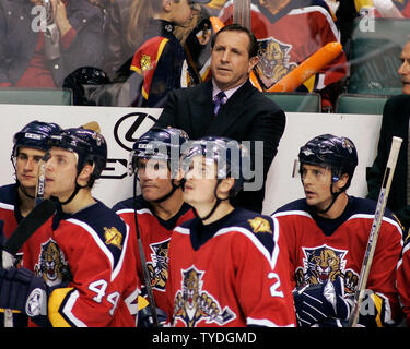 Florida Panthers Head Coach Jacques Martiin lstands hinter seinem Team auf dem Weg zu ihrem Sieg 6-3 über die Pittsburgh Penguins, bei der Bank Atlantic Center, in Sunrise, Florida, am 25. November 2005. (UPI Foto/Michael Busch) Stockfoto