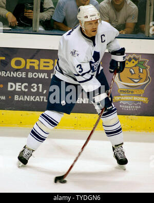 Toronto Maple Leafs Kapitän Mats Sundin schießt gegen die Florida Panthers in der ersten Periode, bei der Bank Atlantic Center, in Sunrise, Florida, am 28. November 2005. (UPI Foto/Michael Busch) Stockfoto