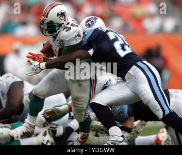 Miami Dolphins runningback Ricky Williams (34) unter Druck gegen die Tenneessee Titans am 24. Dezember 2005 An den Delphinen Stadion in Miami, FL. Die Miami Dolphins schlagen die Tennessee Titans 24-10. (UPI Foto/Susan Knowles) Stockfoto