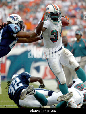 Miami Dolphins runningback Ricky Williams (34) kämpft für yardage gegen die Tenneessee Titans am 24. Dezember 2005 An den Delphinen Stadion in Miami, FL. Die Miami Dolphins schlagen die Tennessee Titans 24-10. (UPI Foto/Susan Knowles) Stockfoto