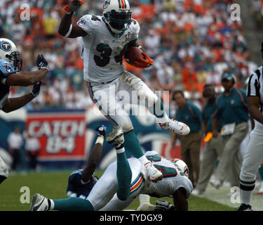 Miami Dolphins runningback Ricky Williams (34), die in Aktion gegen die Tenneessee Titans am 24. Dezember 2005 An den Delphinen Stadion in Miami, FL. Die Miami Dolphins schlagen die Tennessee Titans 24-10. (UPI Foto/Susan Knowles) Stockfoto