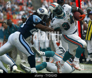 Miami Dolphins runningback Ricky Williams (34) Gewinne yardage gegen die Tenneessee Titans am 24. Dezember 2005 An den Delphinen Stadion in Miami, FL. Die Miami Dolphins schlagen die Tennessee Titans 24-10. (UPI Foto/Susan Knowles) Stockfoto