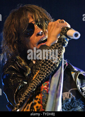 Steven Tyler von Aerosmith führt im Konzert an die Bank Atlantic Center in Sunrise, Florida, am 19. Januar 2006. (UPI Foto/Michael Busch) Stockfoto