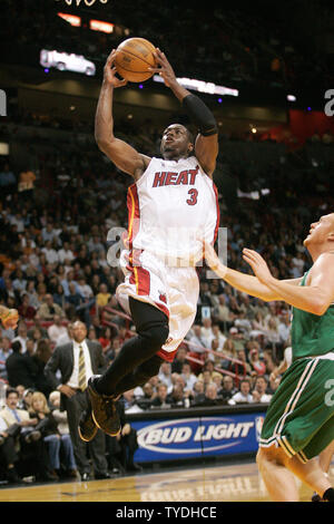 Miami Heats Dwyane Wade steigt zu den Korb zählen 2 seiner 34 Punkte in der zweiten Hälfte gegen die Boston Celtics in der American Airlines Arena in Miami, Florida am 6. Februar 2006. Die Hitze nahm den Gewinn 114-98. (UPI Foto/Michael Busch) Stockfoto
