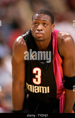 Miami Heats Dwyane Wade nimmt eine Verschnaufpause während der ersten Hälfte gegen die Seattle Sonics an der American Airlines Arena in Miami, Florida, die am 25. Februar 2006. (UPI Foto/Michael Busch) Stockfoto