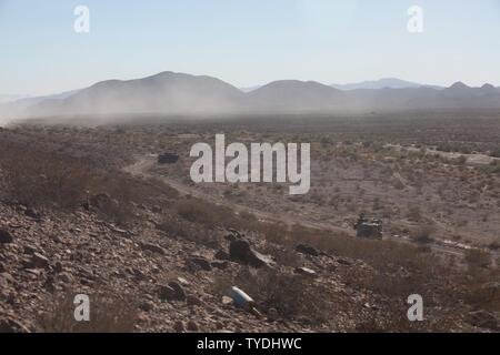 Us-Marines mit Charlie Company, 1st Battalion, 2nd Marine Regiment (1/2), 2nd Marine Division, Umzug in eine defensive Position, Twentynine Palms, Calif., Nov 2. 2016. Die Marines von 1/2 durchgeführt Bataillon Angriffen während der integrierte Ausbildung Übung (ITX) 1-17 in Vorbereitung auf die bevorstehende Special Purpose Marine Air-Ground Task Force. Stockfoto