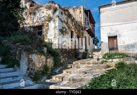 Ein heruntergekommenes Haus in Skopelos, Nördliche Sporaden, Griechenland. Stockfoto