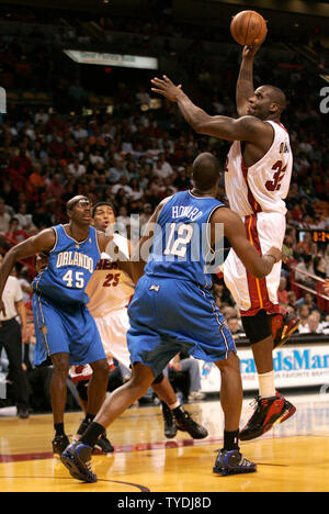 Miami Heats Shaquille O'Neal schießt über Orlando Magic Dwight Howard in der zweiten Hälfte NBA Action an der American Airlines Arena in Miami, Florida am 9. April 2006. Die Magie besiegt die Hitze 93-84. (UPI Foto/Michael Busch) Stockfoto