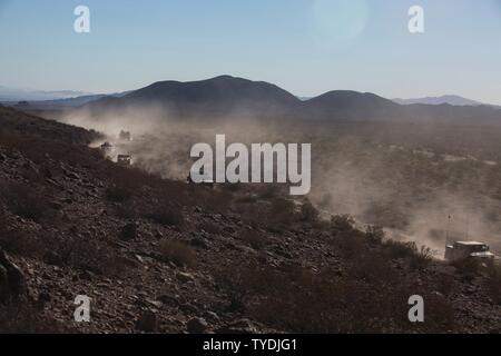 Us-Marines mit Charlie Company, 1st Battalion, 2nd Marine Regiment (1/2), 2nd Marine Division, Umzug in eine defensive Position, Twentynine Palms, Calif., Nov 2. 2016. Die Marines von 1/2 durchgeführt Bataillon Angriffen während der integrierte Ausbildung Übung (ITX) 1-17 in Vorbereitung auf die bevorstehende Special Purpose Marine Air-Ground Task Force. Stockfoto