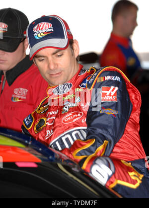 Jeff Gordon klettert in sein Auto vor der Nextel Cup Praxis an Homestead-Miami Speedway in Homestead, Florida am 18. November 2006. (UPI Foto/Larry Marano) Stockfoto