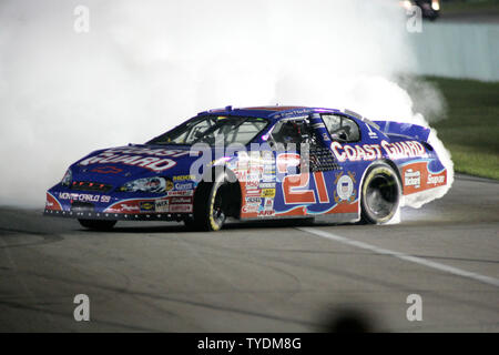 Kevin Harvick feiert den Gewinn der NASCAR Busch Series Meisterschaft an Homestead-Miami Speedway in Homestead, Florida am 18. November 2006. (UPI Foto/Tschad Cameron) Stockfoto