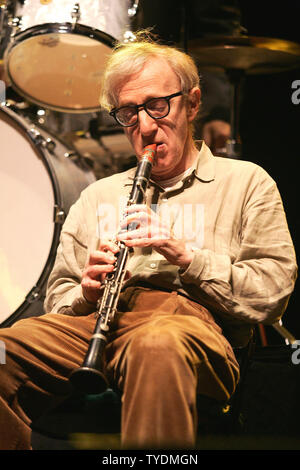 Woody Allen führt im Konzert mit seiner New Orleans Jazz Band auf der Bank Atlantic Center in Sunrise Florida am 28. Dezember 2006. (UPI Foto/Michael Busch) Stockfoto