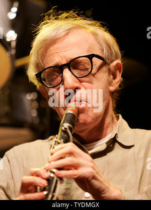 Woody Allen führt im Konzert mit seiner New Orleans Jazz Band auf der Bank Atlantic Center in Sunrise Florida am 28. Dezember 2006. (UPI Foto/Michael Busch) Stockfoto