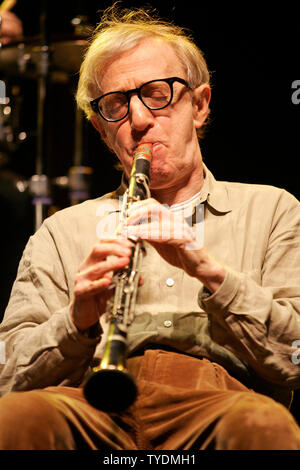 Woody Allen führt im Konzert mit seiner New Orleans Jazz Band auf der Bank Atlantic Center in Sunrise Florida am 28. Dezember 2006. (UPI Foto/Michael Busch) Stockfoto