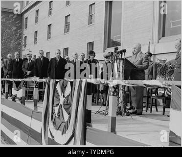 Foto von Präsident Truman sprechen in das Pentagon Hof während einer Zeremonie, bei der er eine Oak Leaf Cluster mit dem Distinguished Service Medal Der scheidende Generalstabschef, General George Marshall. Stockfoto