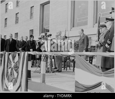 Foto von Präsident Truman bei einer Zeremonie in das Pentagon Hof ehrt den scheidenden Stabschef der Armee, General George Marshall. Stockfoto