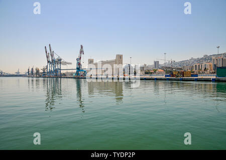 Allgemeine Ansicht des Hafens von Haifa und die dagon Getreidesilos, Haifa, Israel Stockfoto