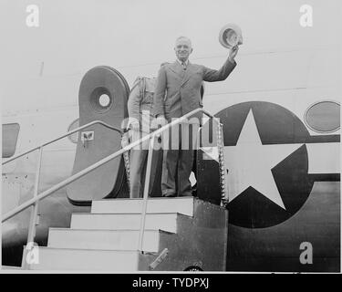 Foto von Präsident Truman schwenkte seinen Hut zu den Zuschauern am National Airport in Washington, wie er sich vorbereitet hat eine Armee Flugzeug für seine Reise an die Westküste. Stockfoto