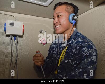 POLARIS, Guam (Nov. 2, 2016) Seaman Dat Truong, ein Seemann, der zum U-Boot Tender USS Emory S. Land (39) zugeordnet, tests Audio der medizinischen Abteilung - Gramm. Das System wurde vor kurzem wieder online nach Hilfe von Naval Hospital Guam. Das System gibt Emory S. Land die Fähigkeit Anhörung für Emory S. Land Matrosen zu testen und gepflegt - unit U-Bootfahrer. Emory S. Land, in Guam homeported, führt die Wartung auf U-Boote und Überwasserschiffe in den USA 5. und 7 Flotte Bereiche. Stockfoto