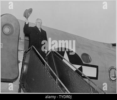 Foto von Präsident Truman schwenkte seinen Hut aus der Tür seines Flugzeugs auf dem Washington National Flughafen, wie er sich vorbereitet, auf eine weihnachtliche Reise Startseite zur Unabhängigkeit, Missouri zu verlassen. Stockfoto