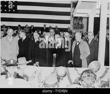 Foto von Präsident Truman mit dem französischen Präsidenten Vincent Auriol im Bezirk Gebäude in Washington bei der Begruessung für Auriol, mit Verteidigungsminister George Marshall, Vice President Alben Barkley, Außenminister Dean Acheson, und andere Würdenträger anwesend. Stockfoto