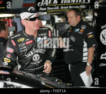 Clint Bowyer wartet in seiner Garage vor den Nextel Cup Ford 400 Praxis an Homestead-Miami Speedway in Homestead, Florida am 16. November 2007. (UPI Foto/Martin Fried) Stockfoto