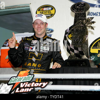 Matt Kenseth feiert seinen Sieg in der NASCAR Nextel Cup Ford 400 bei Homestead-Miami Speedway in Homestead, Florida am 18. November 2007. (UPI Foto/Martin Fried) Stockfoto
