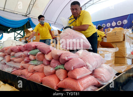 Ein Thai narcotics Offizielle ordnet die Taschen von methamphetamin Pillen während der 49 Vernichtung der beschlagnahmten Betäubungsmittel Zeremonie anlässlich des Internationalen Tages gegen Drogenmissbrauch und illegalen Drogenhandel in Ayutthaya Provinz, nördlich von Bangkok. Mehr als 16,467 kg Drogen, einschließlich methamphetamine, Marihuana, Heroin und Opium, im Wert von mehr als $ 600 Millionen, wurden zerstört, wie die thailändische Regierung die Anti-Drogen-Kampagne, die begann, entsprechend der thailändischen Ministerium für Öffentliche Gesundheit. Stockfoto