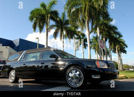 Ein leichenwagen Durchführung der Sarg mit den sterblichen Überresten von Washington Redskins' safety Sean Taylor verlässt die Pharmed Arena auf dem Campus der Florida International University folgenden Taylors Trauerfeier in Miami am 3. Dezember 2007. Taylor starb am 27. November nach in seinem Miami Home geschossen wird bei einem Einbruchversuch. (UPI Foto/Kevin Dietsch) Stockfoto