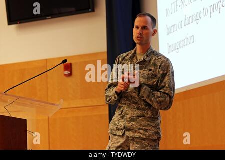 Air Force Maj. Aaron Finley, ein Personal Judge Advocate Liaison zu Joint Task Force - National Capital Region, militärische District von Washington zugewiesen, Adressen JTF-NCR-Teammitglieder während eines akademischen kurz von jeder Abteilung in die bevorstehenden Präsidentschaftswahlen Einweihung, Nov. 3, 2016, am Fort Lesley J. McNair, Washington, D.C. Das US-Militär beteiligt ist sehr stolz auf die Zusammenarbeit mit US-Behörden demonstrieren unsere starke Partnerschaften und Hingabe in die Eröffnungs-Geschichte zu arbeiten. Stockfoto