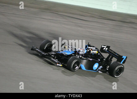 Danica Patrick läuft durch wiederum vier während der IRL Indy 300 bei Gainsco Homestead-Miami Speedway in Homestead, Florida am 29. März 2008. Patrick beendete das Rennen auf Platz 6. (UPI Foto/Tschad Cameron) Stockfoto