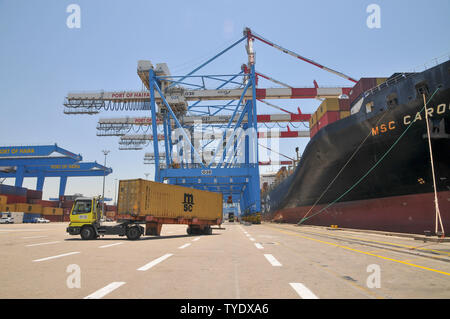 Gefährliche Materialien Versand, den Transport und die Handhabung an Bord eines Containerschiffe. Stockfoto