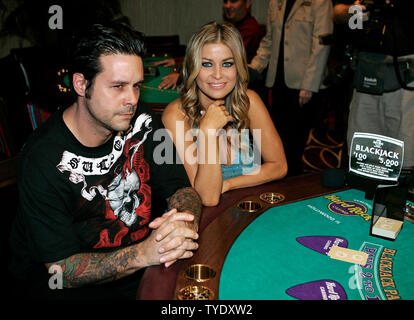 Schauspielerin Carmen Electra und ihr Verlobter Gitarrist Rob Patterson von Korn sind die erste Hand des rechtlichen Blackjack in Florida am Seminole Hard Rock Hotel und Kasino in Hollywood, Florida am 22. Juni 2008 behandelt. (UPI Foto/Michael Busch) Stockfoto